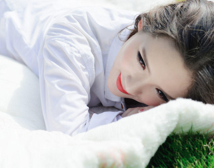 少女安静的等候