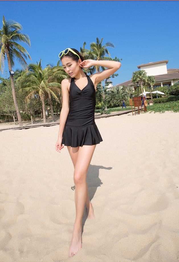 美女糖果色连体裙式泳衣