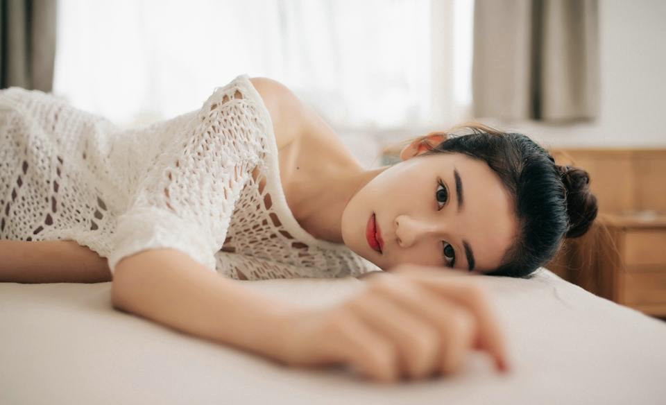 气质丸子头女孩