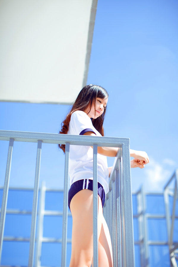 可爱运动装少女
