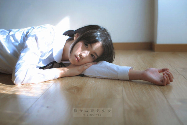 小凳子上的校花