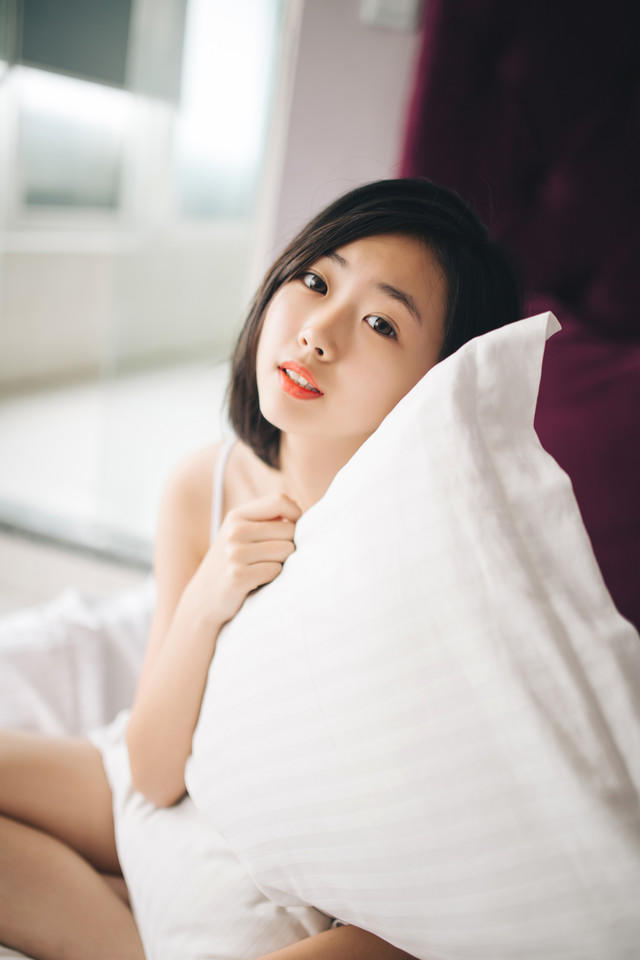 短发娇嫩小美眉