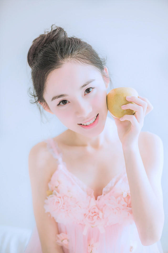 俏皮的水果女孩