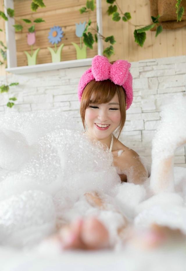 喜欢泡泡浴的甜美小萝莉