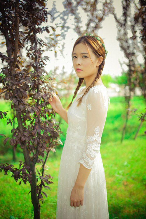 长裙美女的户外