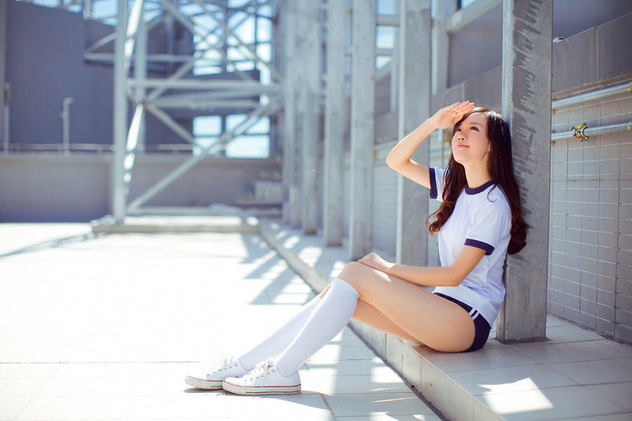 可爱运动装少女