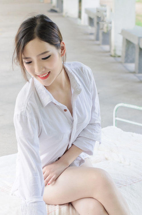 少女安静的等候