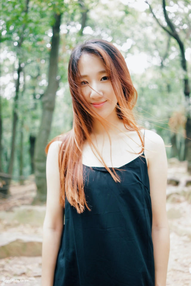 气质美女黑色吊带裙