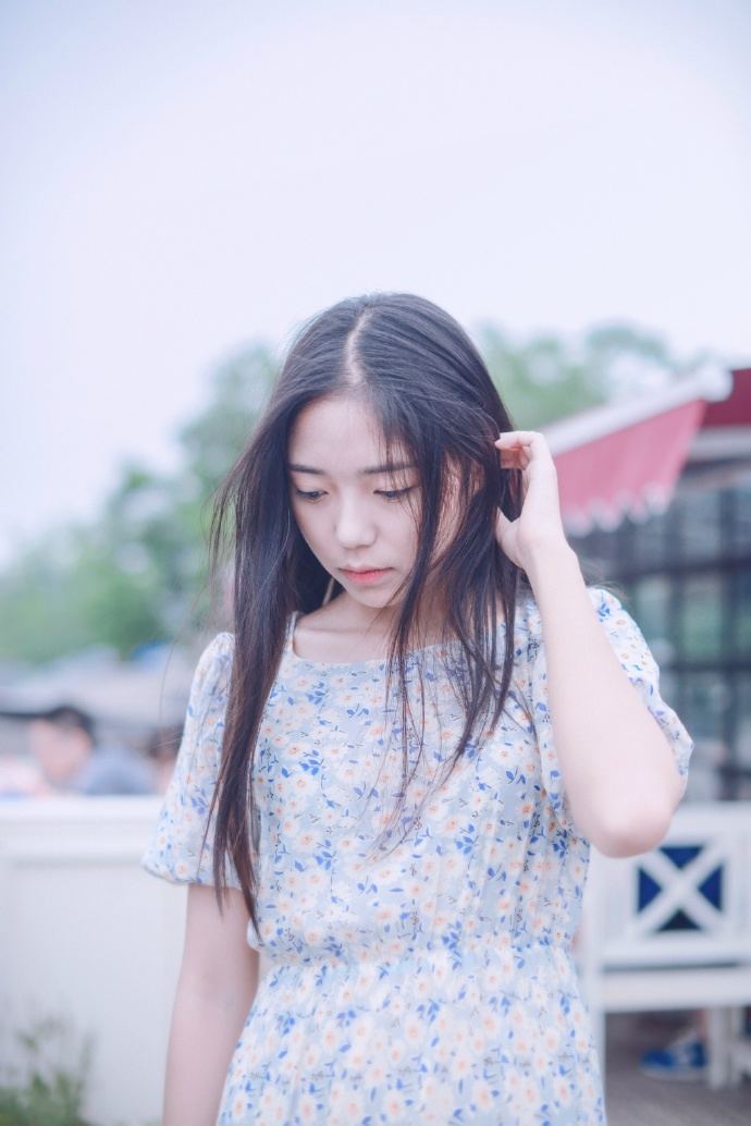 少女的淡淡忧郁