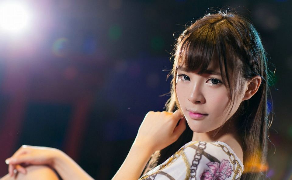 清纯的台球美女