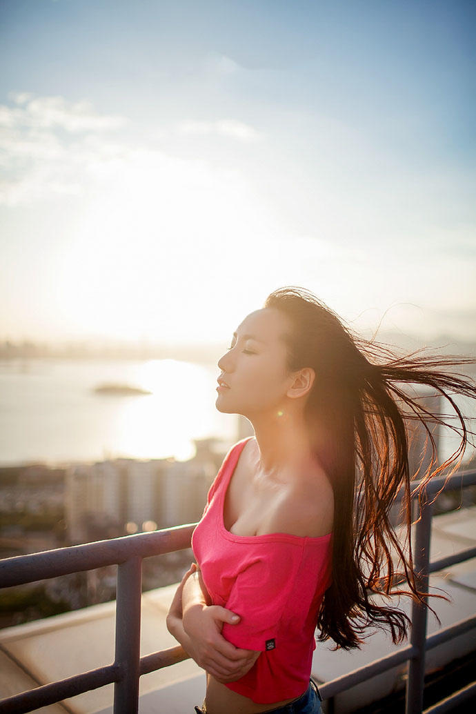 晴空下的妩媚少女