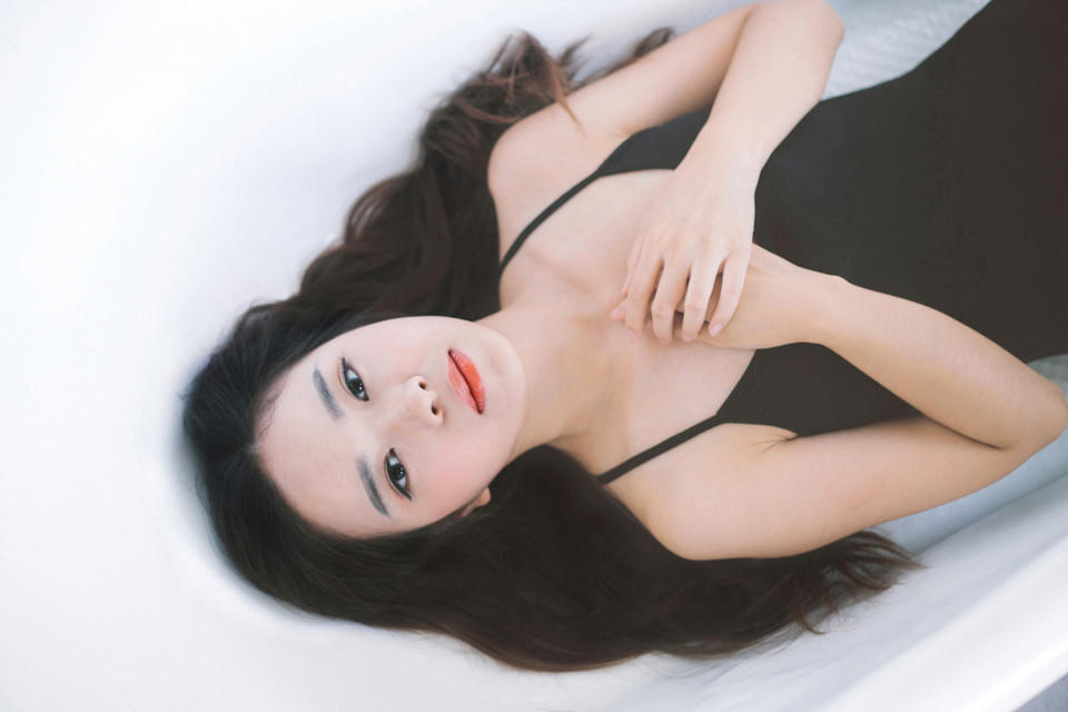 恬静吊带裙美人儿