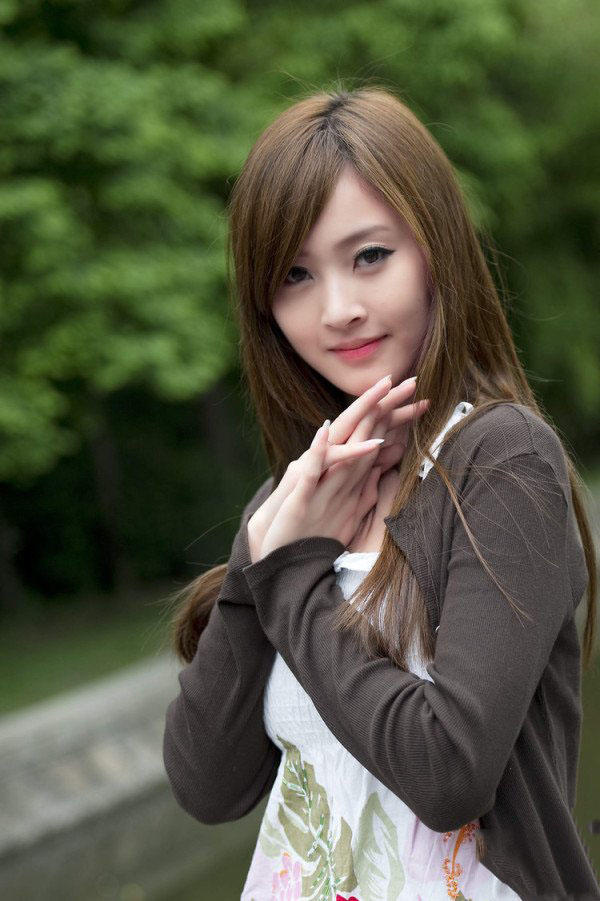 美女在桥上上看风景