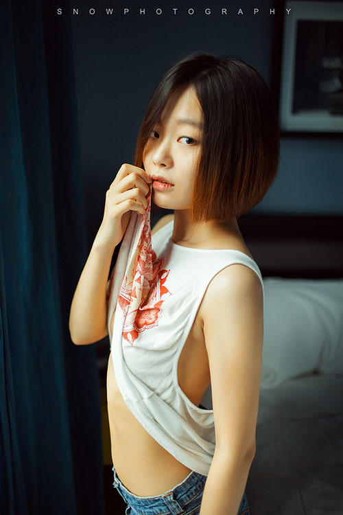 女孩子在窗的这边