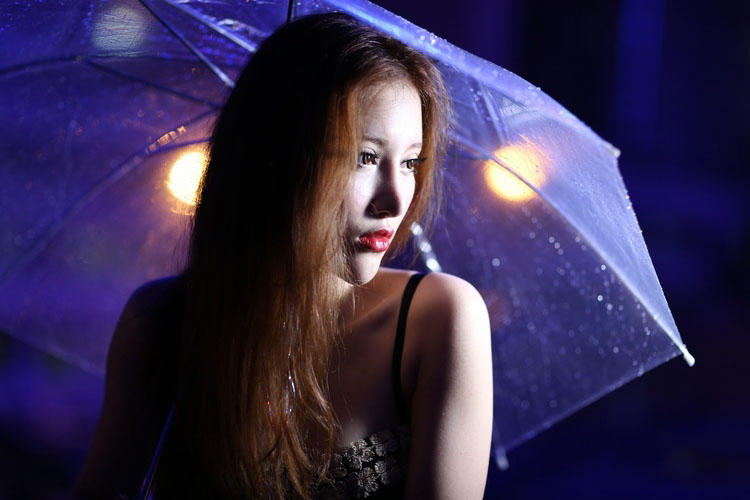 美女雨夜妖娆