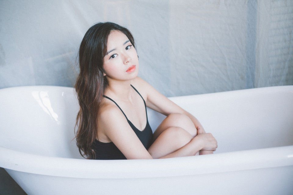 恬静吊带裙美人儿