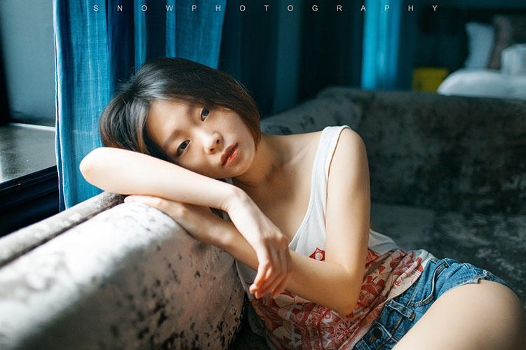 女孩子在窗的这边