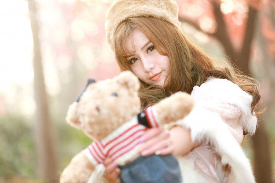 枫林里的甜美少女