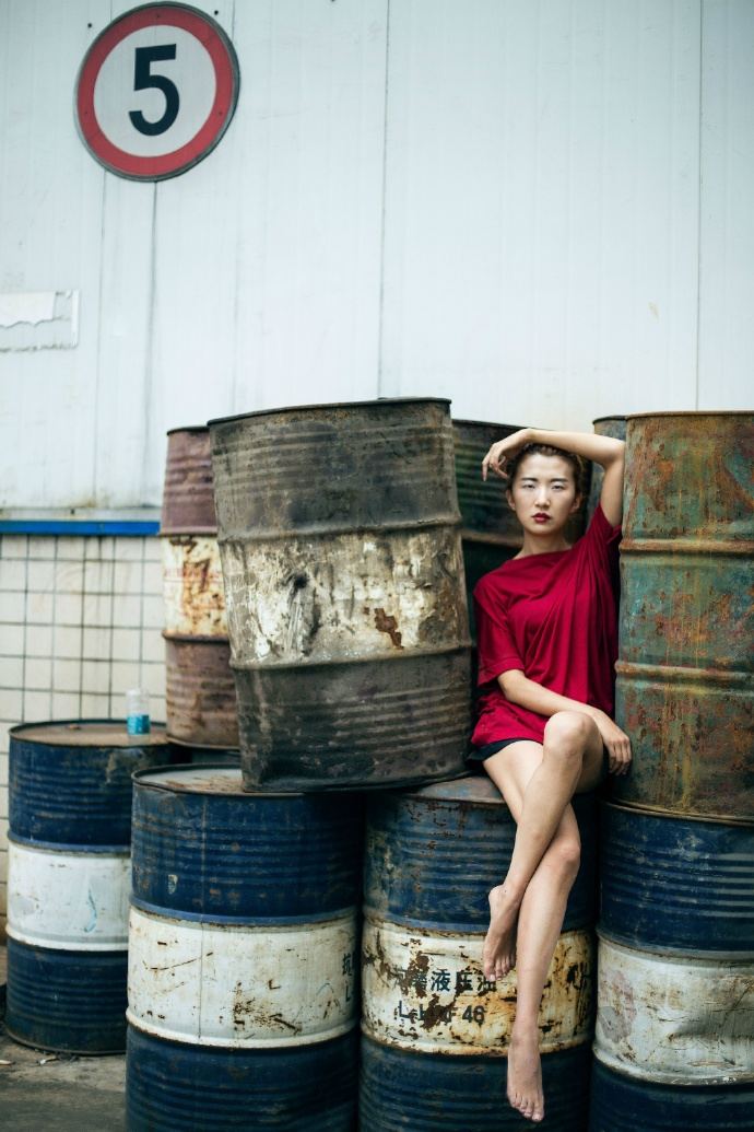 红唇娇艳性感姑娘