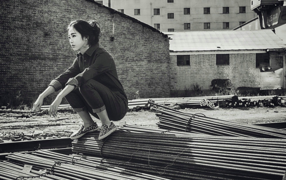 气质牛仔女青年