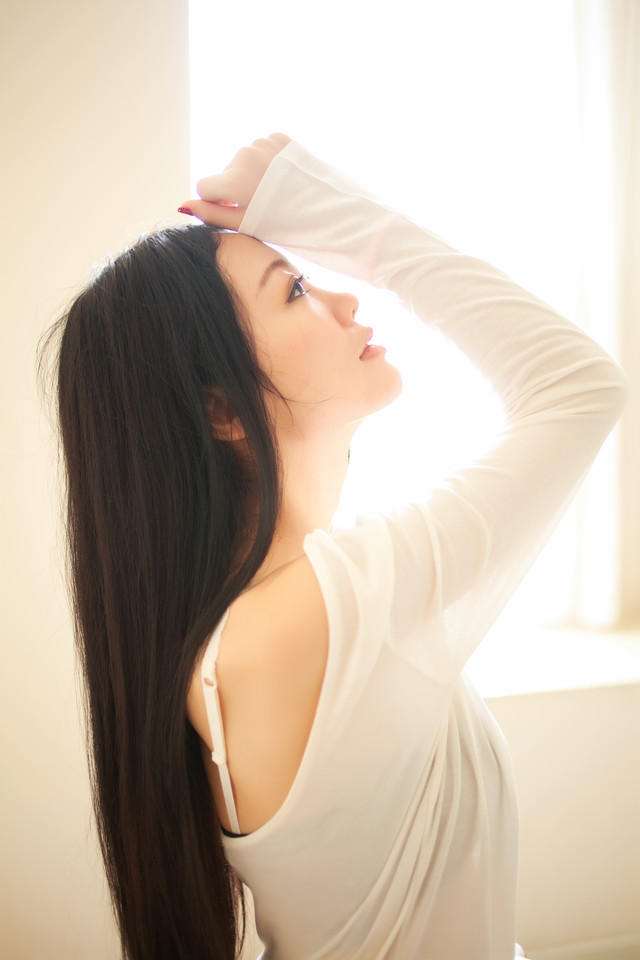 长发美眉居家照