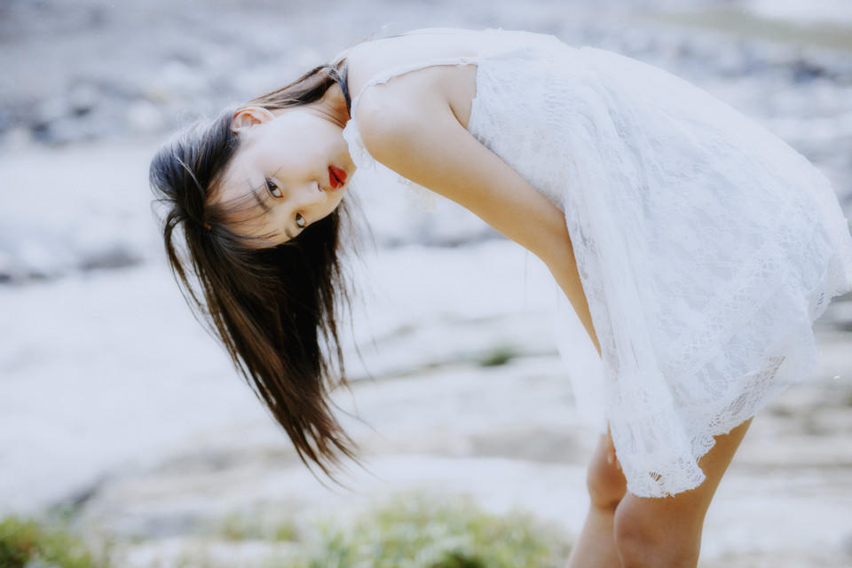 少女吊带连衣裙