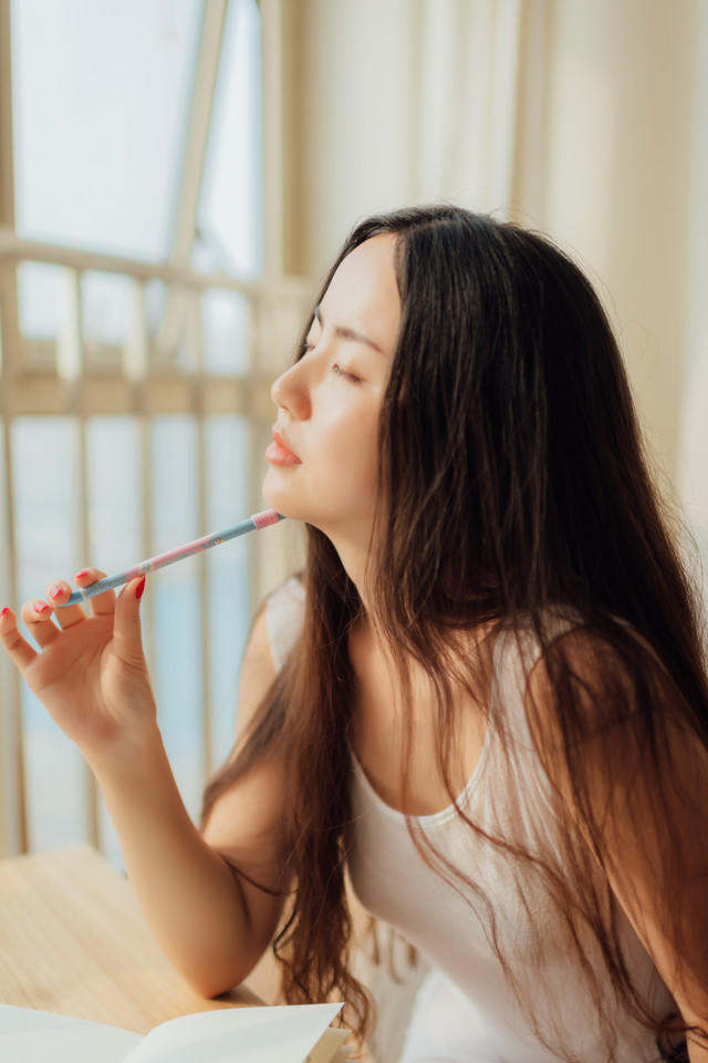 长发恬静私房美眉