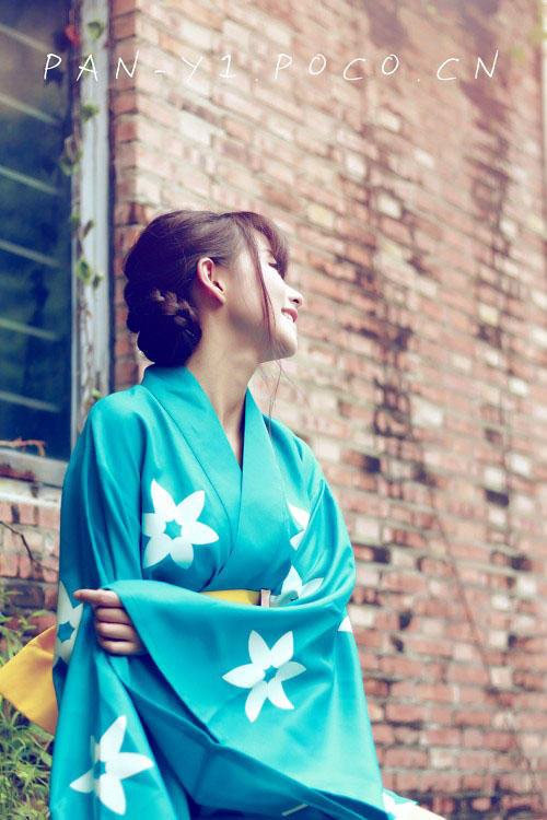 深巷中的和服少女