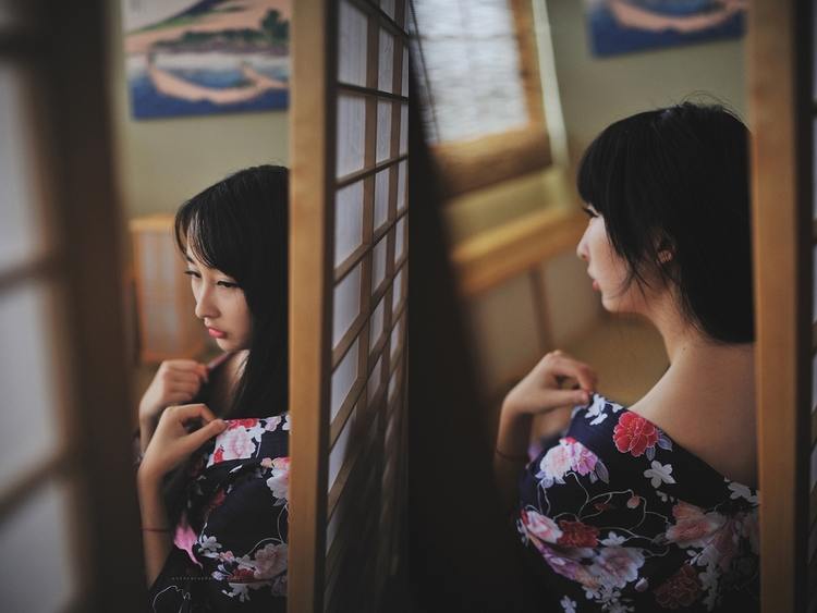 充满忧伤的和服少女