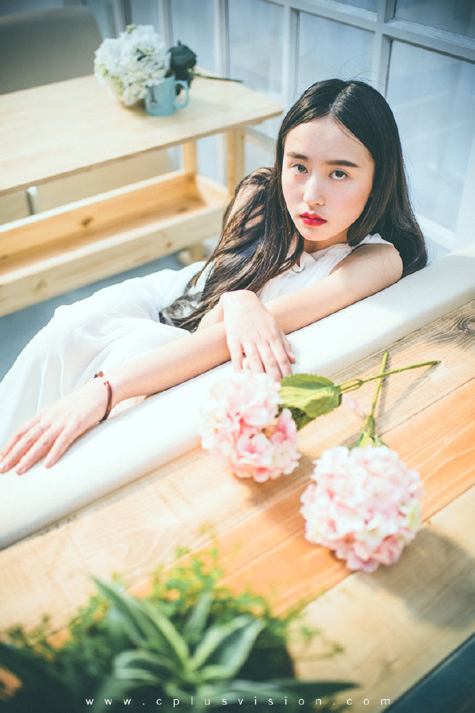 爱上花儿的清纯姑娘