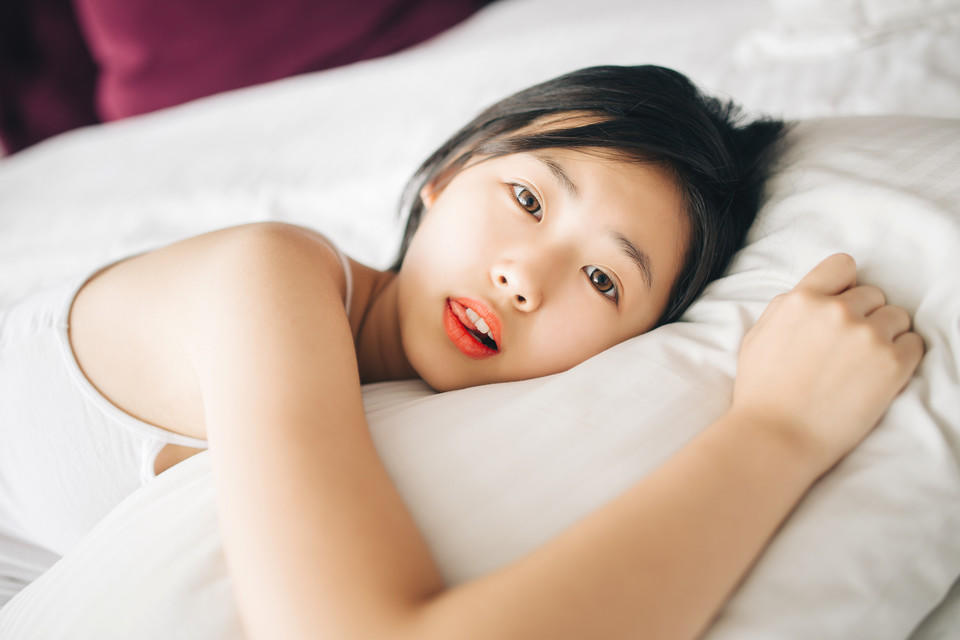 短发娇嫩小美眉