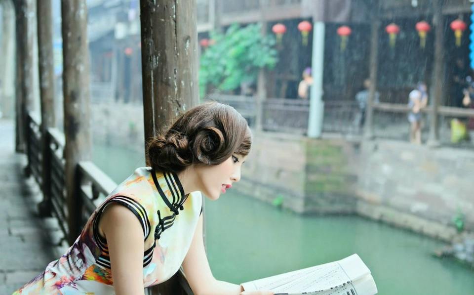 江南水乡的旗袍美女
