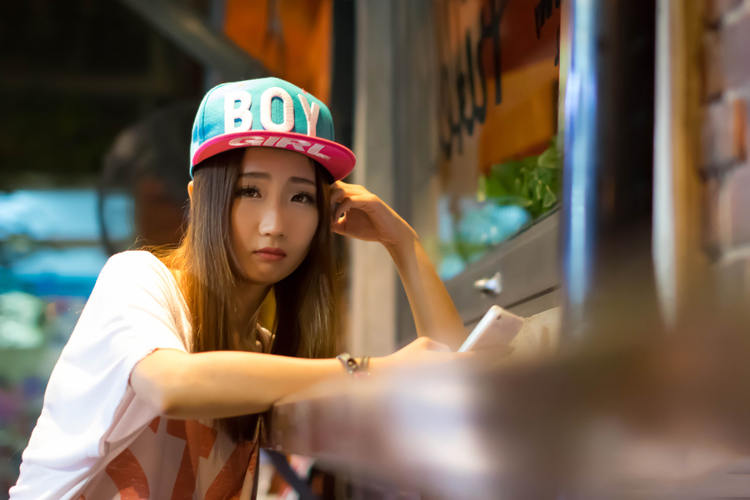 单车少女夜晚的美