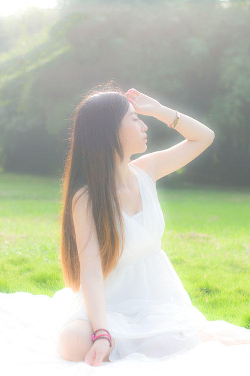 少女安静的等候