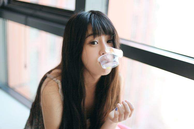 美女慵懒的假期