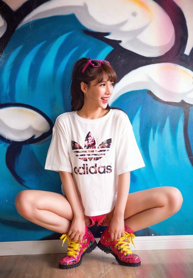 热辣美女蛮腰尽显