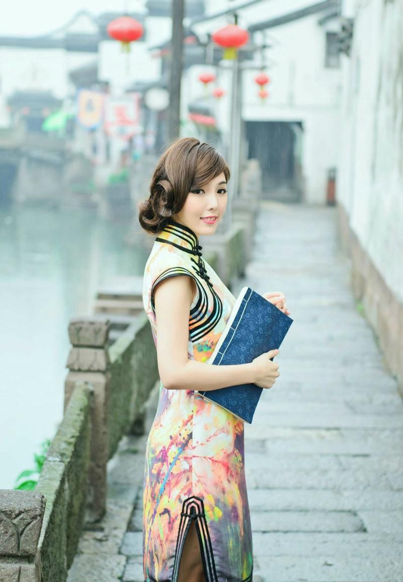 江南水乡的旗袍美女