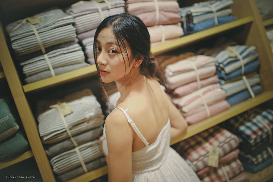 吊带蕾丝裙美女