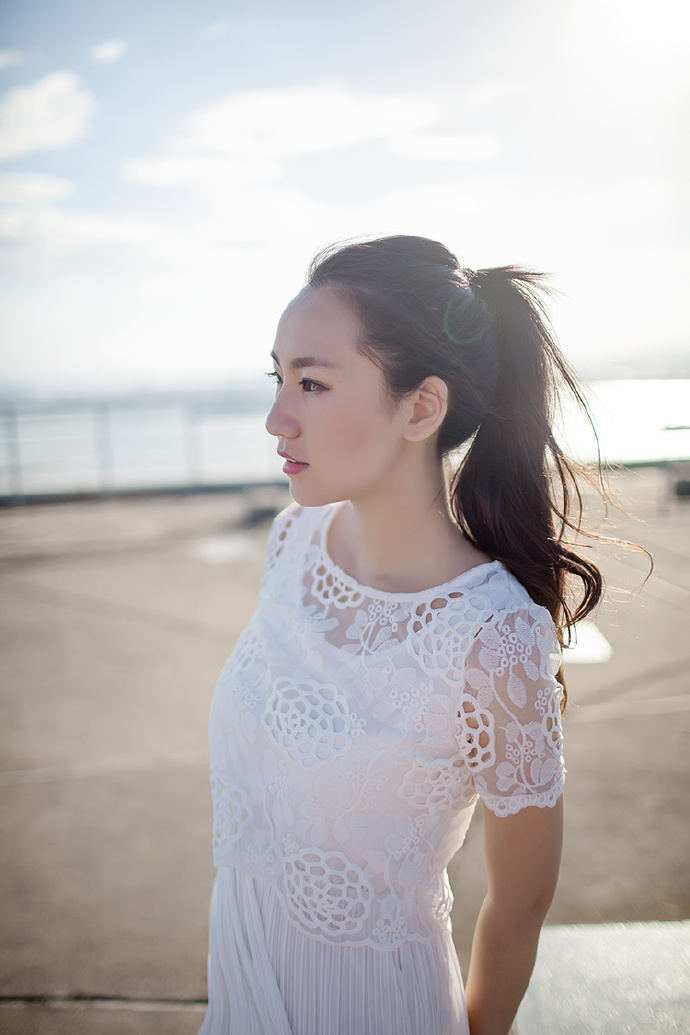 晴空下的妩媚少女