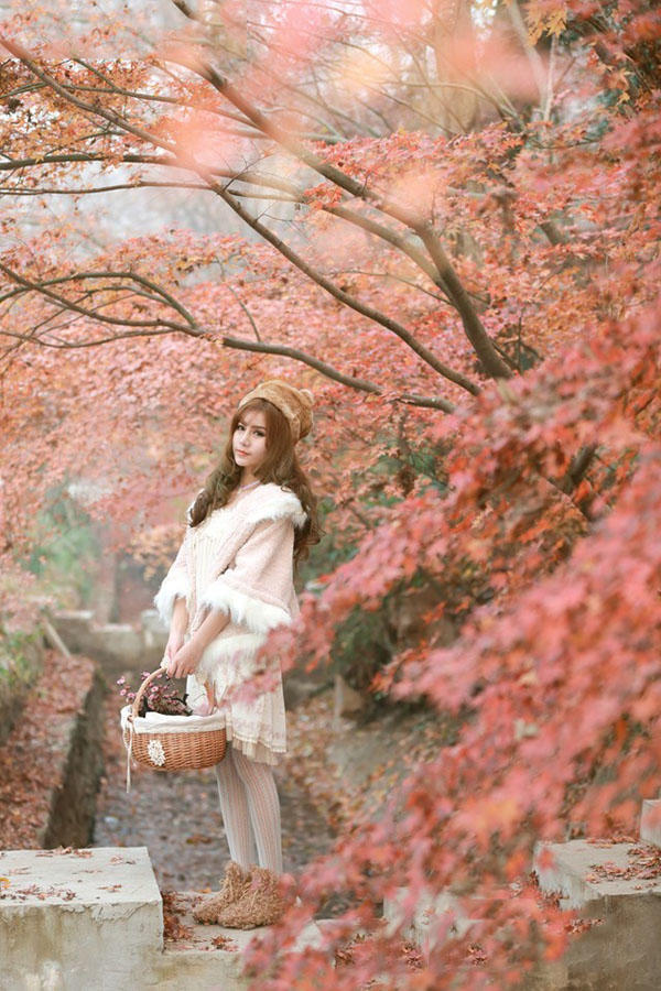 枫林里的甜美少女