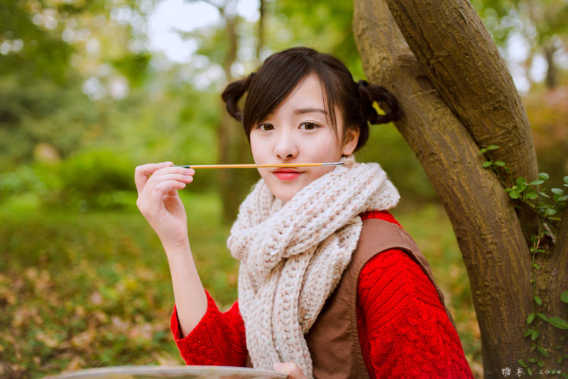 爱画画的调皮小姑娘