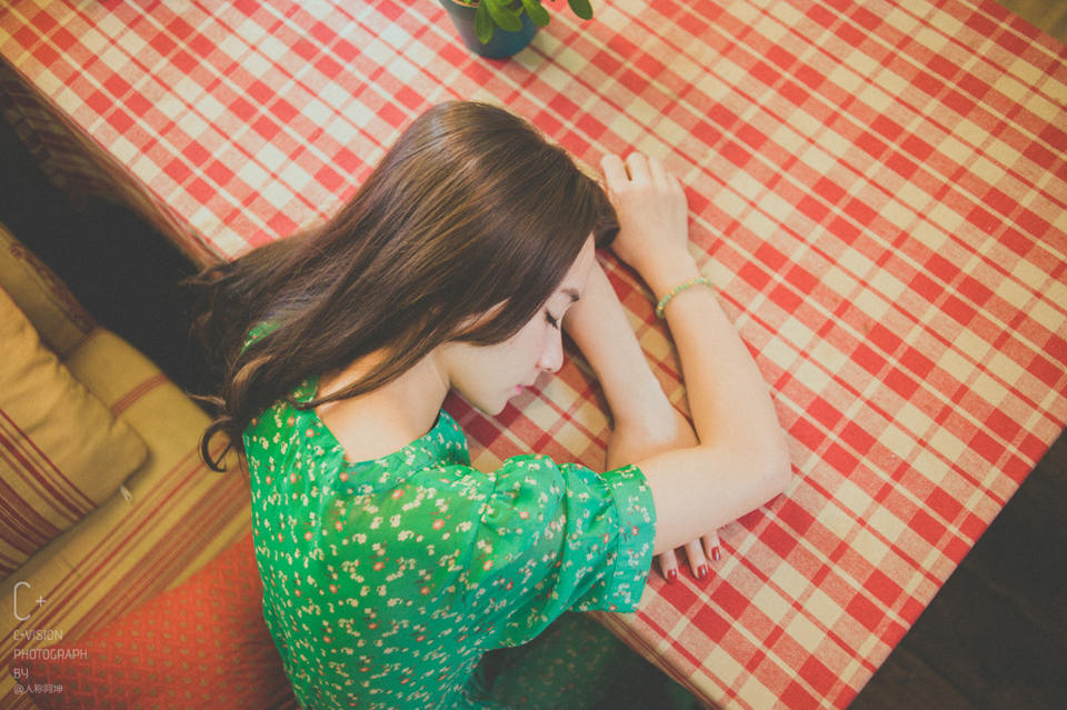 绿衣姑娘的忧伤