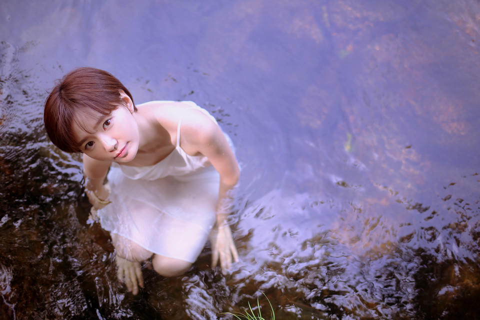 短发白色连衣裙美女