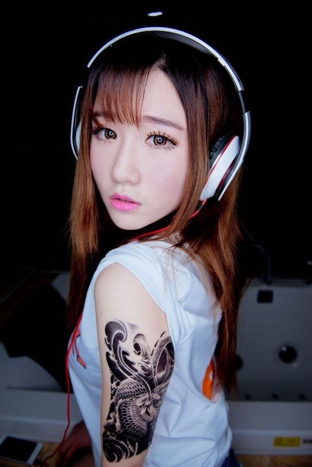 纹身少女的大眼魅惑