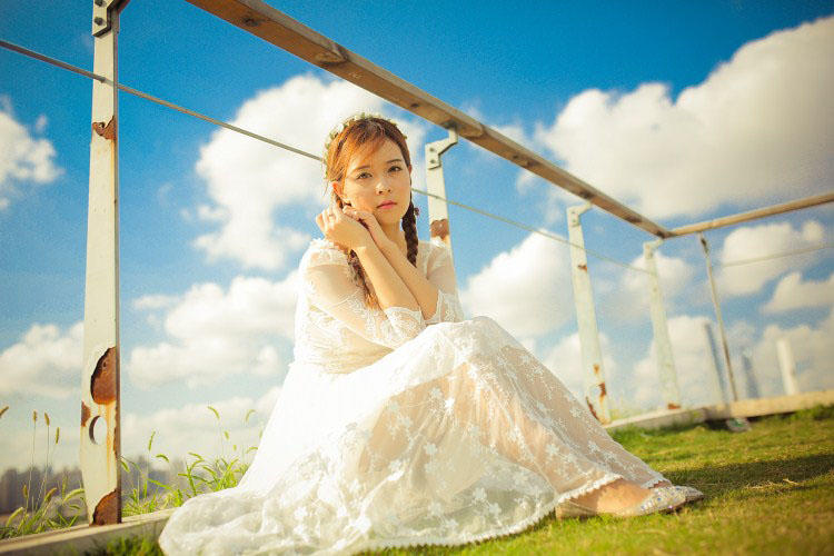 长裙美女的户外