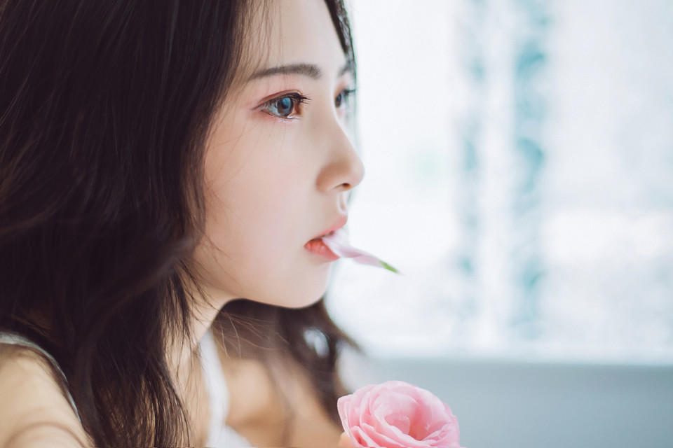 安静女孩浴室里的花语