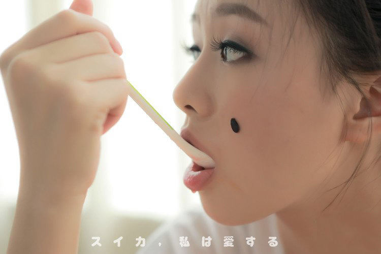 可爱妹子吃西瓜