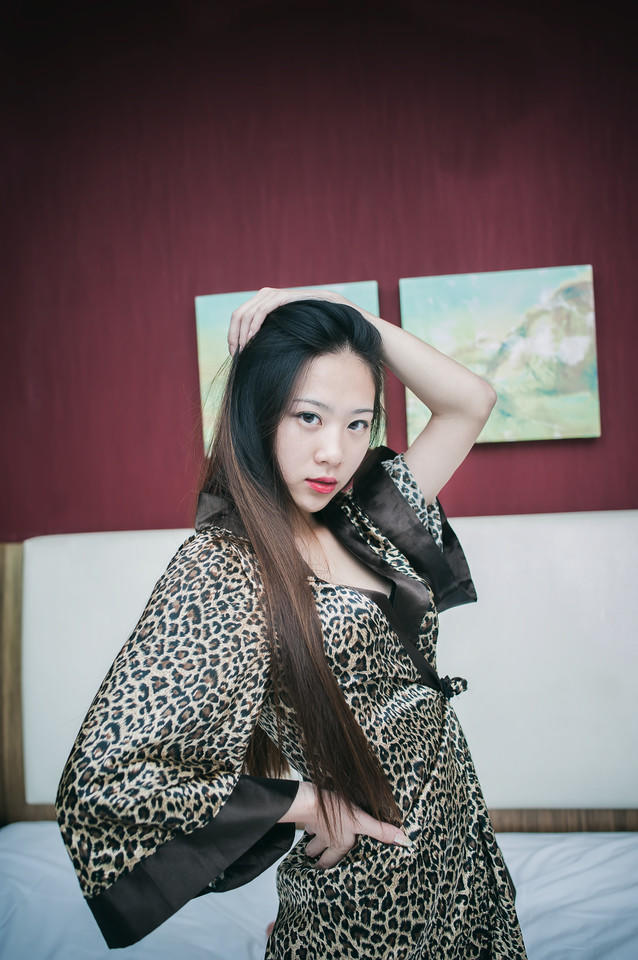豹纹气质美眉