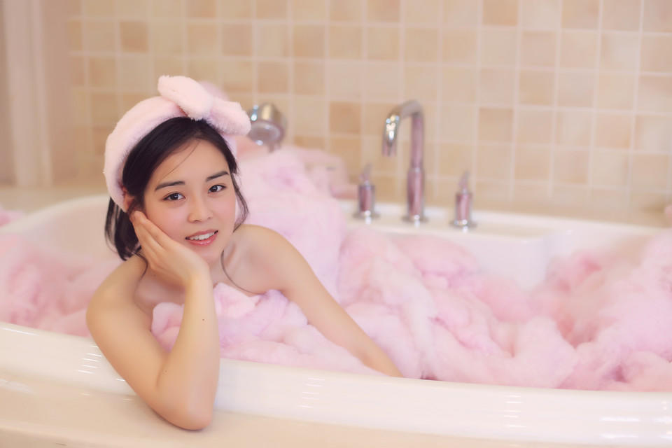 粉嫩女孩浴室里