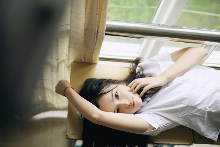 一个人躲在教室